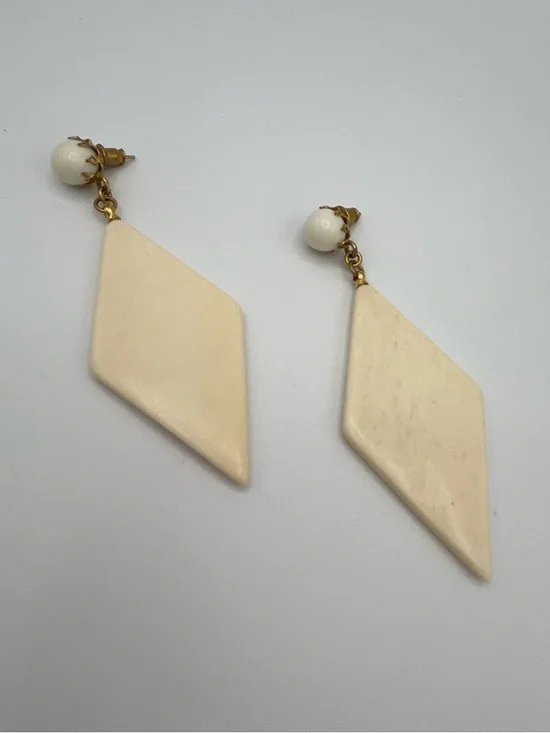 Vintage Miriam Haskell New Old Stock Cream Resin Necklace and 14kt Gold Earrings - Picture 9 of 11